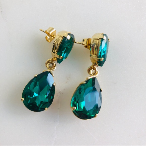 Beautiful new emerald green costume drop earrings